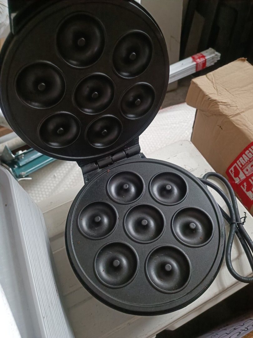 Electric Mini Donut Maker (Category: Breadmakers) located in Quezon City. Submitted by dada.chad (Listing ID 1383584972, Image 2). Description: Location: Near Ateneo, QC or Summerhills Exec. Village, Antipolo.