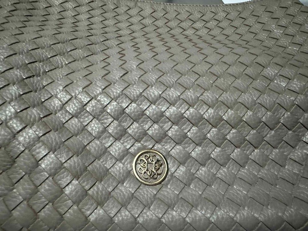 Elegance Bag (Category: Shoulder Bags) located in Valenzuela. Submitted by ryu12 (Listing ID 1383568836, Image 3). Description: Elegance Bag in good condition. No issues or flaws. Thank you!.