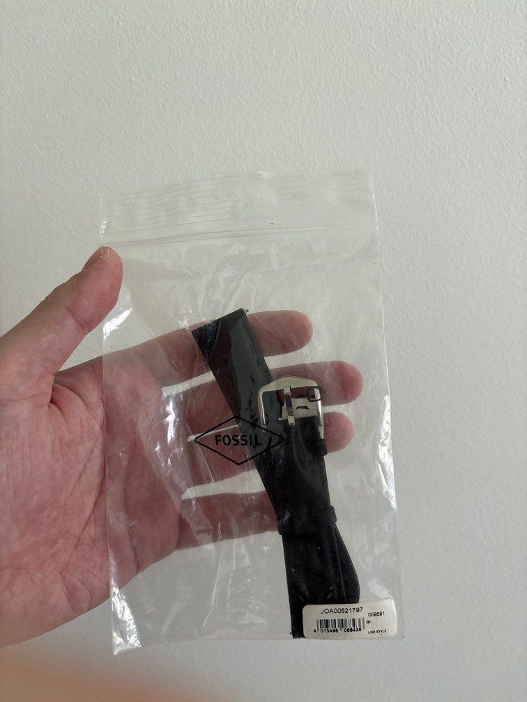 Fossil 20mm Strap (Category: Men's Watches) located in Singapore. Submitted by danielxyz (Listing ID 1383552956, Image 1). Description: Leather strap 20mm from Fossil. Negotiable~.