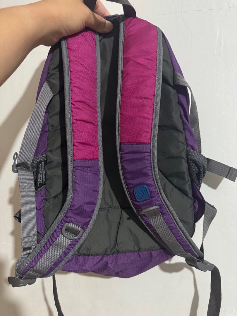 Hawk Gear Hiking Bag (Category: Backpacks) located in Quezon City. Submitted by house_of_all (Listing ID 1383579786, Image 2). Description: light weight and super malinis parang bago pa.