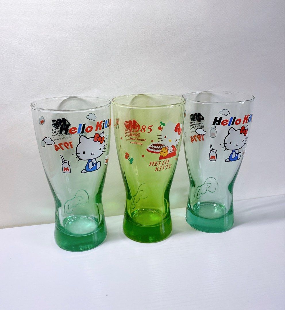 由 lilienbee (刊登 ID 1383477856，圖片 2) 提交，位於 台中市 (Taichung) 的 Hello Kitty 40週年經典玻璃曲線杯（已絕版） (類別：水杯、水壺)，說明：✨【商品介紹】 ❶商品名稱：Hello Kitty 40週年經典玻璃曲線杯（已絕版） ❷商品狀況：9.9成新；全新未使用，僅開封，皆含外盒 ❸商品規格： 材料：玻璃 容量：430ml ❹款式&販售情況： ⑴湖水藍經典杯× 2 / ⭕️ ⑵蘋果綠蛋糕杯× 1 / ⭕️ ❺備註： ⑴ 下單後私訊想要的款式，如未特別告知，則隨機出貨 ⑵商品售價均為『單個』 ‼️【購買叮嚀，務必詳閱】‼️ ❶單筆訂單需滿『60元』才會出貨 ❷商品售出後均『不退換』，購買前請詳閱說明&照片，有任何問題歡迎私訊詢問我們 ❸商品皆『不含運』，買家需自行負擔運費 ❹二手商品難免會有些微的使用痕跡，介意者需斟酌下單 ❺照片皆為親自拍攝，故商品圖顏色、尺寸與實體可能會有些微差距 ❻商品均快速出貨，期望以最快的速度將商品送到