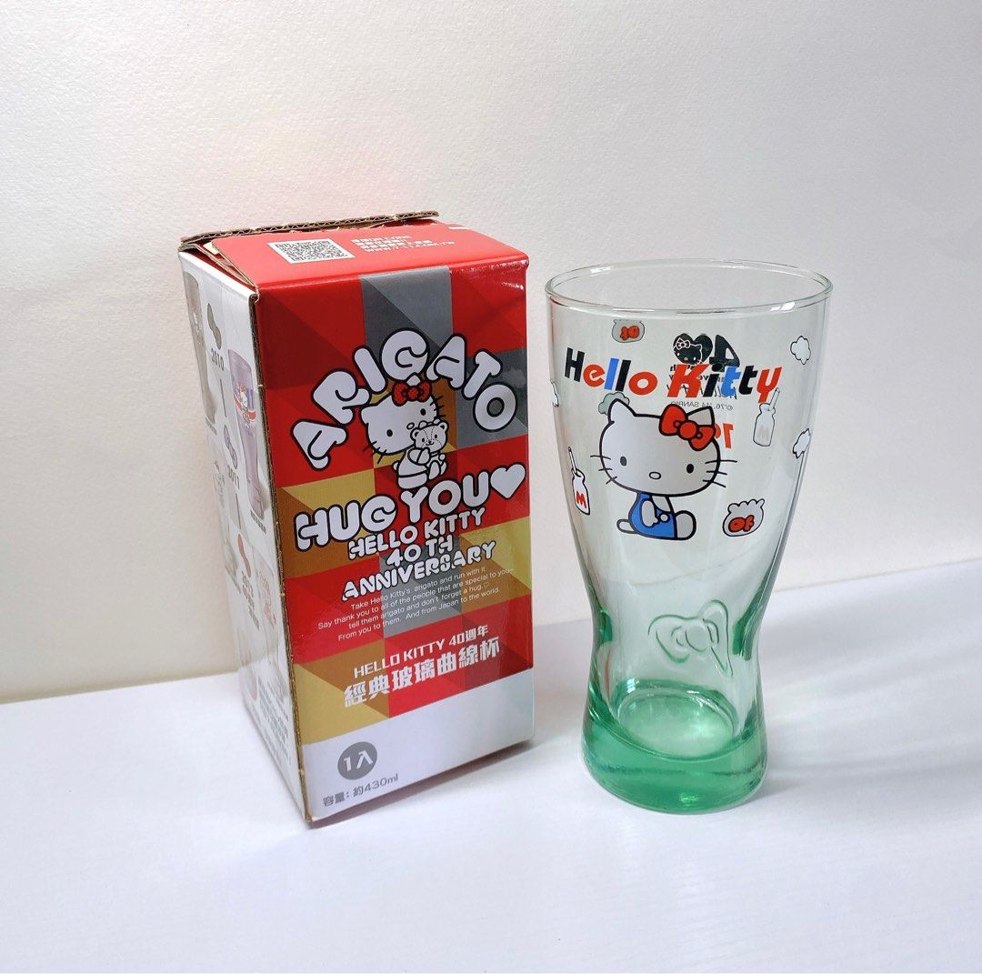 由 lilienbee (刊登 ID 1383477856，圖片 1) 提交，位於 台中市 (Taichung) 的 Hello Kitty 40週年經典玻璃曲線杯（已絕版） (類別：水杯、水壺)，說明：✨【商品介紹】 ❶商品名稱：Hello Kitty 40週年經典玻璃曲線杯（已絕版） ❷商品狀況：9.9成新；全新未使用，僅開封，皆含外盒 ❸商品規格： 材料：玻璃 容量：430ml ❹款式&販售情況： ⑴湖水藍經典杯× 2 / ⭕️ ⑵蘋果綠蛋糕杯× 1 / ⭕️ ❺備註： ⑴ 下單後私訊想要的款式，如未特別告知，則隨機出貨 ⑵商品售價均為『單個』 ‼️【購買叮嚀，務必詳閱】‼️ ❶單筆訂單需滿『60元』才會出貨 ❷商品售出後均『不退換』，購買前請詳閱說明&照片，有任何問題歡迎私訊詢問我們 ❸商品皆『不含運』，買家需自行負擔運費 ❹二手商品難免會有些微的使用痕跡，介意者需斟酌下單 ❺照片皆為親自拍攝，故商品圖顏色、尺寸與實體可能會有些微差距 ❻商品均快速出貨，期望以最快的速度將商品送到