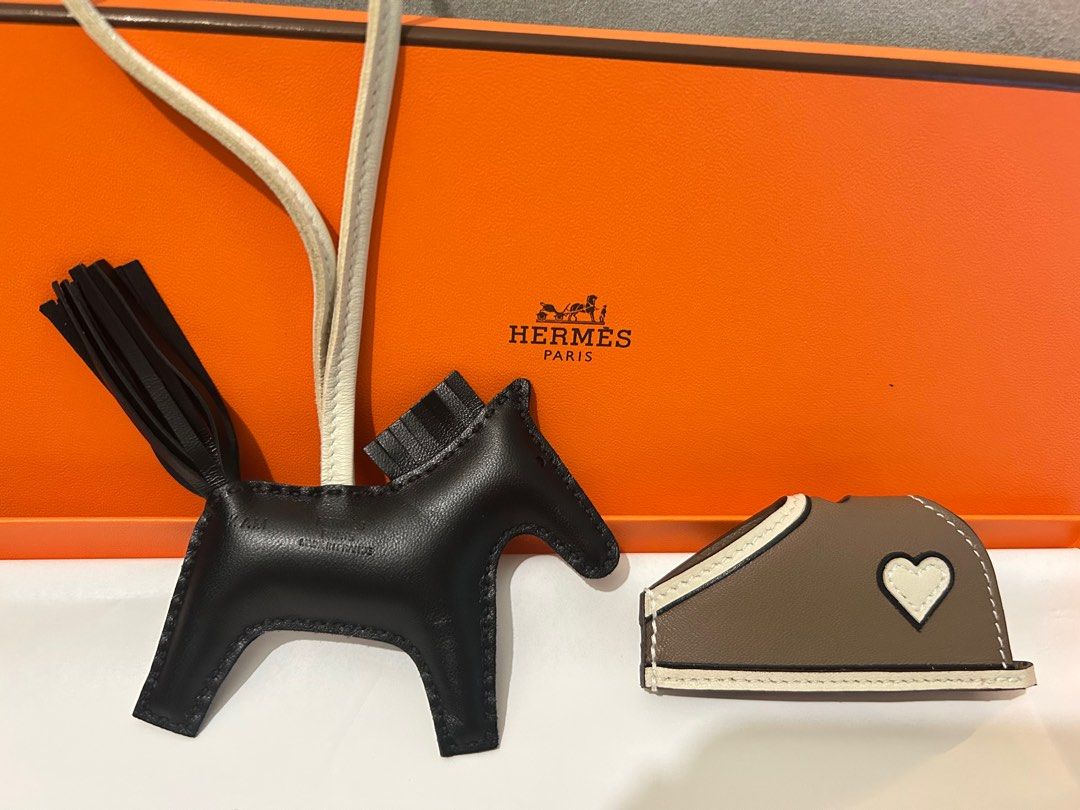 愛らしいお洋服付き！｜HERMES｜ロデオ Robeo Coeur PM チャーム Rodeo Robeo Coeur PM charm | Hermès USA