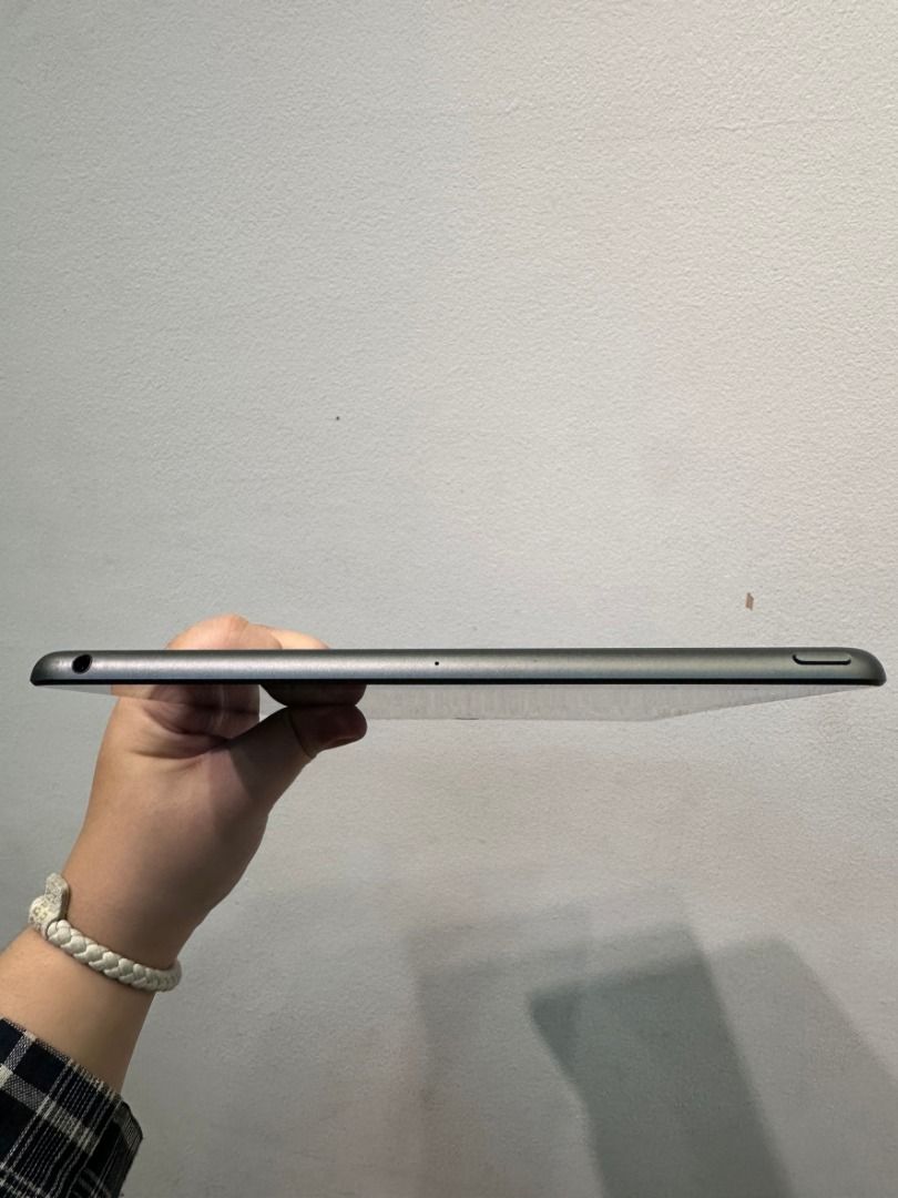 由 a0976593933-27299 (刊登 ID 1383581690，圖片 2) 提交，位於 台中市 (Taichung) 的 【二手良品】ipad 7 32g wifi 90%黑 (類別：平板電腦 - iPad)，說明： 外觀：外觀如圖 功能：正常 電池健康度：90 電循：278 使用痕跡 無盒配 保固：過保 {品質專人把關} 絕非泡水機 贓機 {安心絕對保障}經檢驗各項功能正常 注意事項：物品在台中 請勿直接下標 下單前請先私訊聊聊 確認商品是否有現貨呦 ＃二手機難免有使用痕跡，完美主義者下標前請三思。
