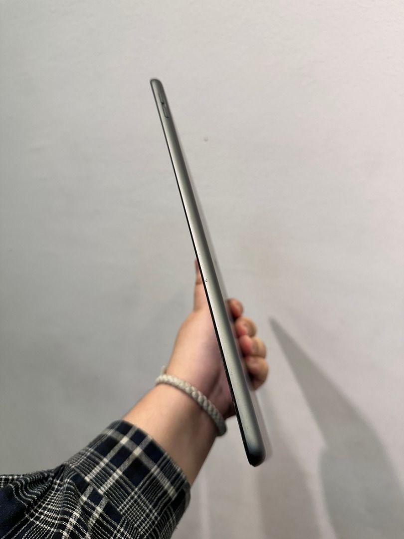 由 a0976593933-27299 (刊登 ID 1383581690，圖片 3) 提交，位於 台中市 (Taichung) 的 【二手良品】ipad 7 32g wifi 90%黑 (類別：平板電腦 - iPad)，說明： 外觀：外觀如圖 功能：正常 電池健康度：90 電循：278 使用痕跡 無盒配 保固：過保 {品質專人把關} 絕非泡水機 贓機 {安心絕對保障}經檢驗各項功能正常 注意事項：物品在台中 請勿直接下標 下單前請先私訊聊聊 確認商品是否有現貨呦 ＃二手機難免有使用痕跡，完美主義者下標前請三思。