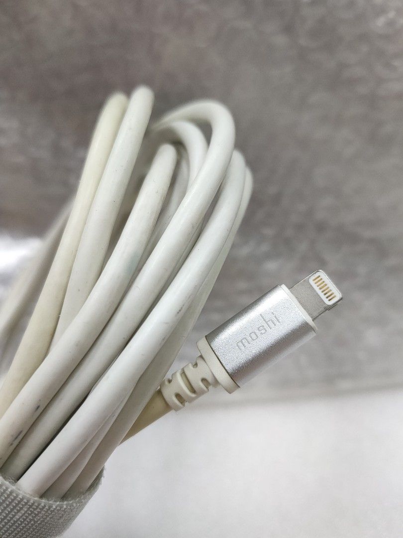 由 allanchu23 (刊登 ID 1383563978，圖片 2) 提交，位於 台中市 (Taichung) 的 iPhone傳輸線 (類別：其他)，說明：。
