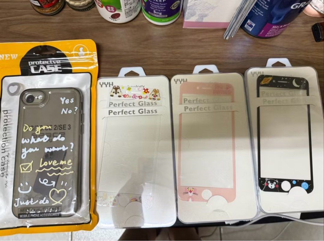 由 i998217 (刊登 ID 1383490553，圖片 1) 提交，位於 台南市 (Tainan) 的 IPHONE SE2 螢幕保護貼 (類別：手機套及手機殻)，說明：🎀 全新 🎀3組保護貼 🎀1個手機殼。