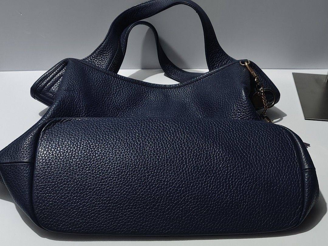ITSBAG (Category: Cross-body Bags) located in Valenzuela. Submitted by ryu12 (Listing ID 1383560682, Image 3). Description: Its Bag. No flaws except from some scratches and lines in the hardware. The leather is still in good condition..