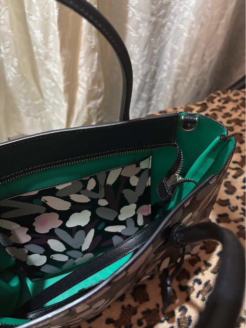Kate Spade Satchel Bag (Category: Luxury Bags & Wallets) located in Cainta. Submitted by biaaaaaa (Listing ID 1383494302, Image 3). Description: 100% original Kate Spade Satchel Bag Bought in Canada 🇨🇦 for 399 CAD Never used. Displayed only rfs: decluttering .