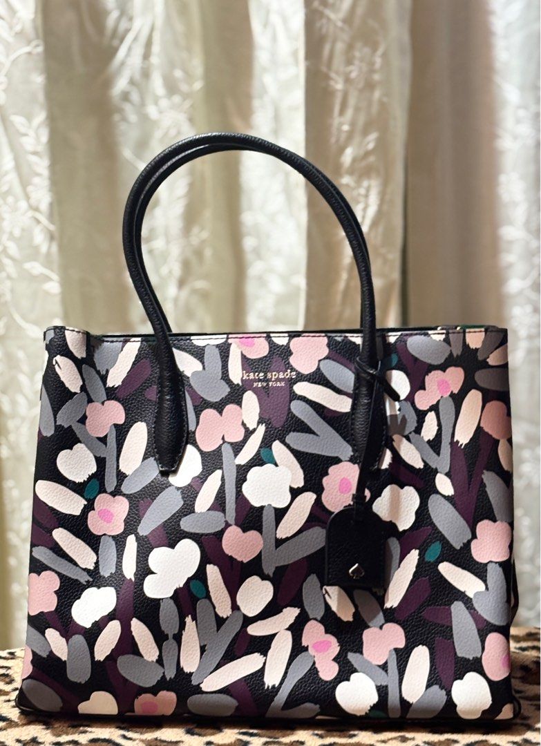 Kate Spade Satchel Bag (Category: Luxury Bags & Wallets) located in Cainta. Submitted by biaaaaaa (Listing ID 1383494302, Image 1). Description: 100% original Kate Spade Satchel Bag Bought in Canada 🇨🇦 for 399 CAD Never used. Displayed only rfs: decluttering .