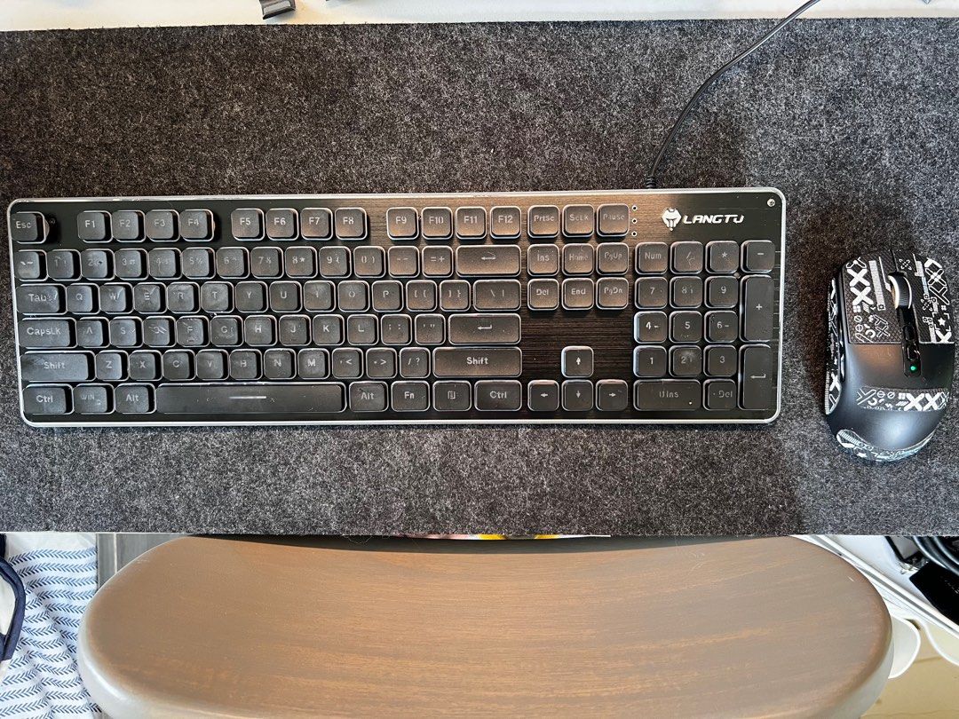 Lang Tu Gaming Keyboard (Category: Computer Keyboard) located in Pasig City. Submitted by lortega (Listing ID 1383530114, Image 2). Description: Low profile Lang Tu keyboard good for gaming. Minor dents on some keys. All keys are working well. .