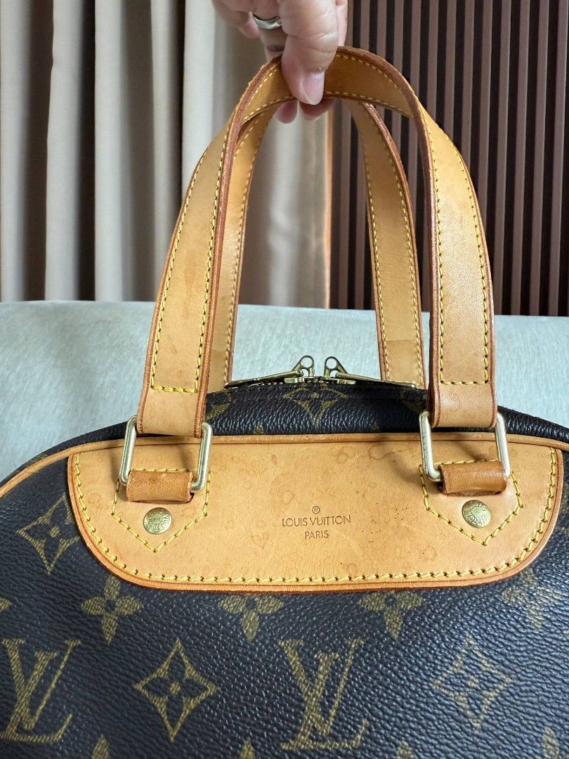 Lv monogram canvas deauville (Category: Luxury Bags & Wallets) located in Quezon City. Submitted by deng43763 (Listing ID 1383553028, Image 2). Description: mint condition.