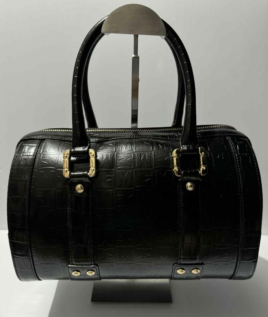 Metrocity Bag (Category: Clutches) located in Valenzuela. Submitted by ryu12 (Listing ID 1383558288, Image 3). Description: OG Metrocity Bag in good preloved condition. Almost new. Hardware is still shiny and almost no scratches..