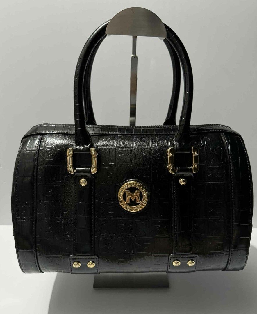 Metrocity Bag (Category: Clutches) located in Valenzuela. Submitted by ryu12 (Listing ID 1383558288, Image 1). Description: OG Metrocity Bag in good preloved condition. Almost new. Hardware is still shiny and almost no scratches..