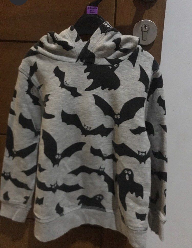 NETT! Lightly used no minus! H&M dusty grey hooded sweater halloween edition sz 2-4yrLD 33, length 42cm. Bought SG. Repost krn kmrn cod tapi gagal bayar di oren jd retur. Harga oren 45rb ID; Noveeqiarangel juga. (Kategori: 4 hingga 7 tahun) berada di Jakarta Selatan. Dikirim oleh noveeqiarangel (ID iklan 1383489635, Gambar 1). Deskripsi: No Minus No defect Tanda pemakaian aja Persis seperti foto.