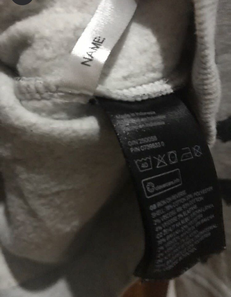 NETT! Lightly used no minus! H&M dusty grey hooded sweater halloween edition sz 2-4yrLD 33, length 42cm. Bought SG. Repost krn kmrn cod tapi gagal bayar di oren jd retur. Harga oren 45rb ID; Noveeqiarangel juga. (Kategori: 4 hingga 7 tahun) berada di Jakarta Selatan. Dikirim oleh noveeqiarangel (ID iklan 1383489635, Gambar 3). Deskripsi: No Minus No defect Tanda pemakaian aja Persis seperti foto.