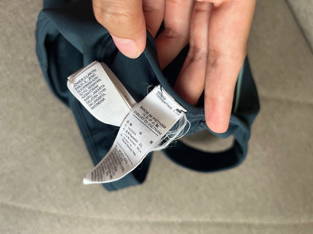 Nike sports bra navy size S (Category: Activewear) located in Las Pinas. Submitted by _abbeylieve (Listing ID 1383570116, Image 3). Description: Size M on tag Fits XS-S frames (85 cm chest) RFS: too small for me.
