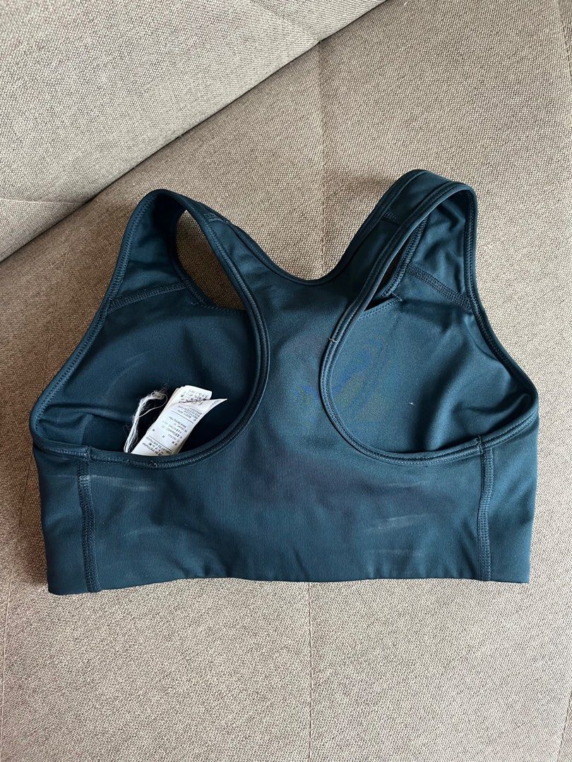 Nike sports bra navy size S (Category: Activewear) located in Las Pinas. Submitted by _abbeylieve (Listing ID 1383570116, Image 2). Description: Size M on tag Fits XS-S frames (85 cm chest) RFS: too small for me.