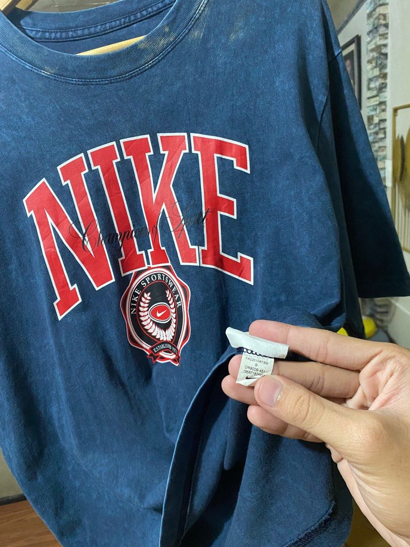 Nike T-Shirt (Category: Tshirts & Polo Shirts ) located in Manila. Submitted by thrifttothecity (Listing ID 1383589151, Image 3). Description: Nike T-Shirt Size Small on tag 23 x 25 Boxy fit Excellent condition Issue second pic! .