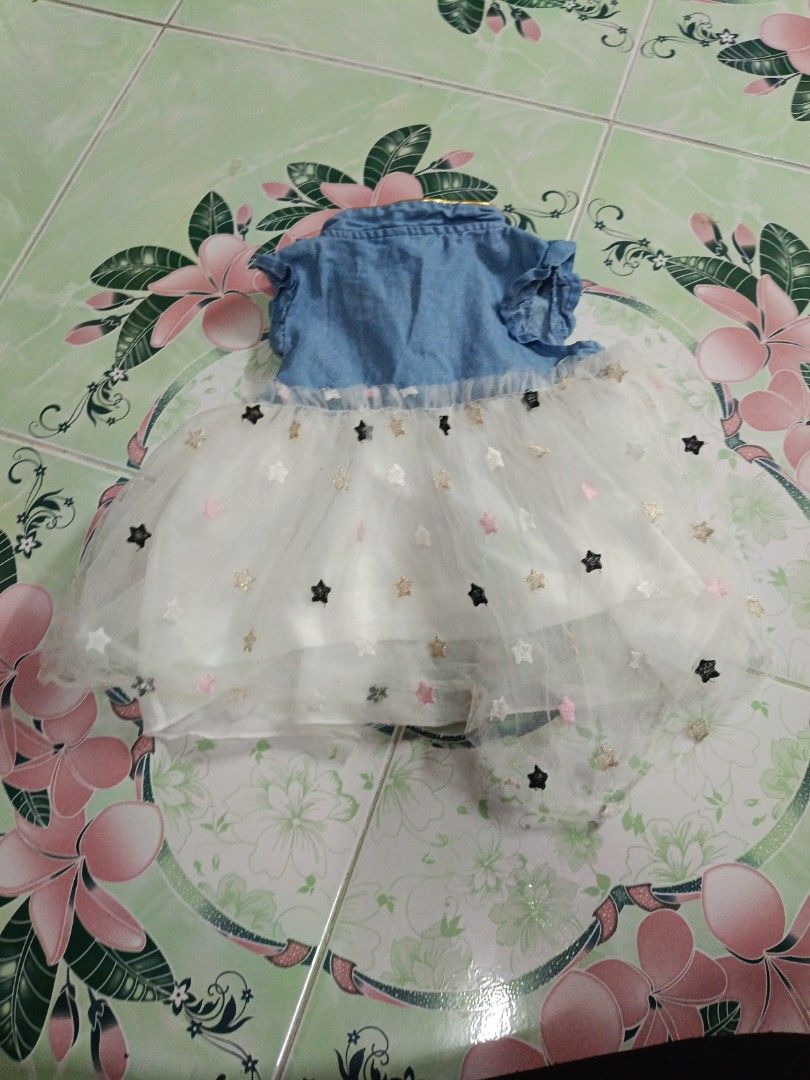 Prelove Dress (Category: Babies & Kids Fashion) located in Pulau Langkawi. Submitted by handcraftbysaia (Listing ID 1383542204, Image 2). Description: 👶 *Prelove Dress Shirt Baby Girl* (12 m - 24 m) ❤️ Dah siap basuh, sedia untuk terus dipakai ✨ Masih elok, comel & selesa untuk si manja! 🚚 *Postage:* RM8 (Semenanjung) 📦 Boleh gabung dengan item lain untuk jimat kos! 📍 *Self Pickup:* Kuah, Langkawi #PrelovedBaby #BajuBabyMurah #RompersBaby #La