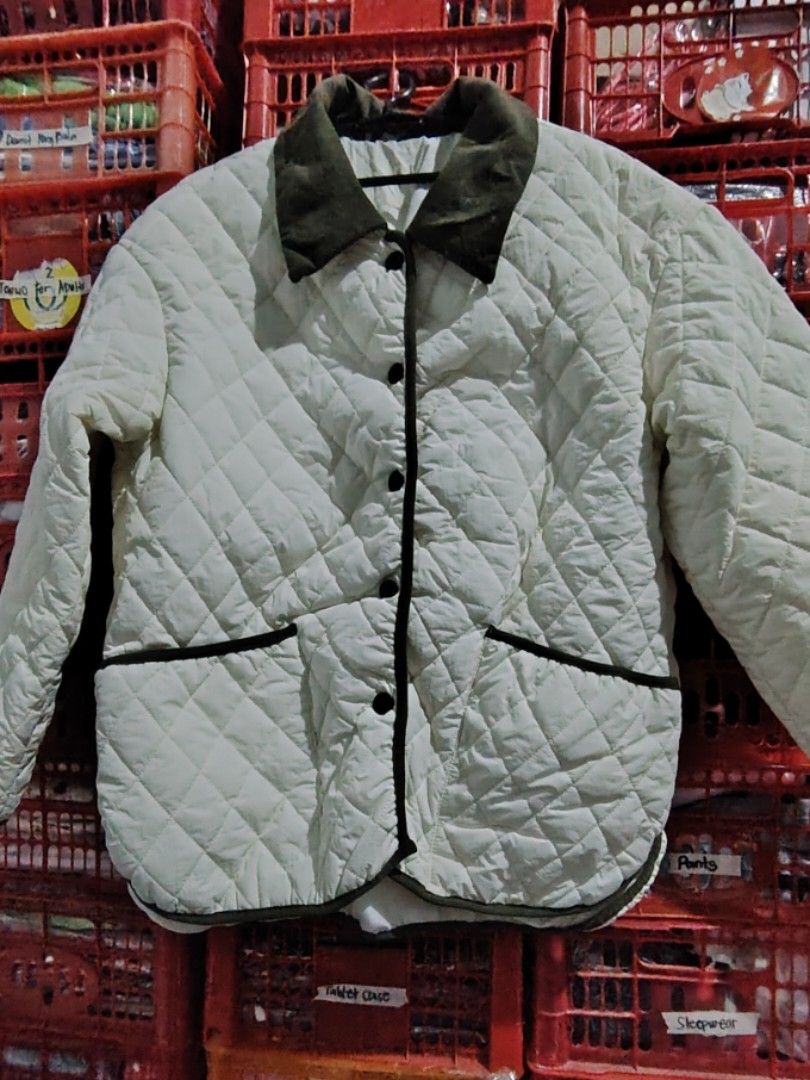 Puffer jacket (Category: Coats, Jackets and Outerwear) located in Balayan. Submitted by pinkyshawt (Listing ID 1383587754, Image 2). Description: Large on tag.