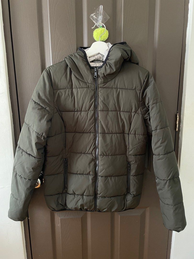 Puffer Jacket (Category: Coats, Jackets and Outerwear) located in Quezon City. Submitted by virtualapproach (Listing ID 1383624695, Image 2). Description: Puffer .