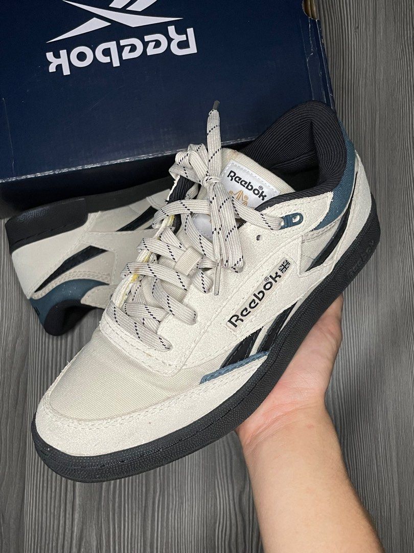 由 b.s.select (刊登 ID 1383623827，圖片 3) 提交，位於 高雄市 (Kaohsiung) 的 Reebok club c (類別：運動鞋、球鞋)，說明：穿過幾次，搬家出清，台灣沒有的配色。