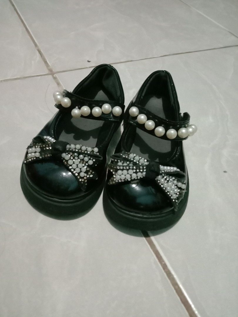 Sepatu anak perempuan 3 tahun (Kategori: Orang Tua, Bayi & Anak - Lainnya) berada di Depok. Dikirim oleh kristya_alfa (ID iklan 1383660296, Gambar 1). Deskripsi: Nyaman banget dipakai anak. insole 16cm ya kak..