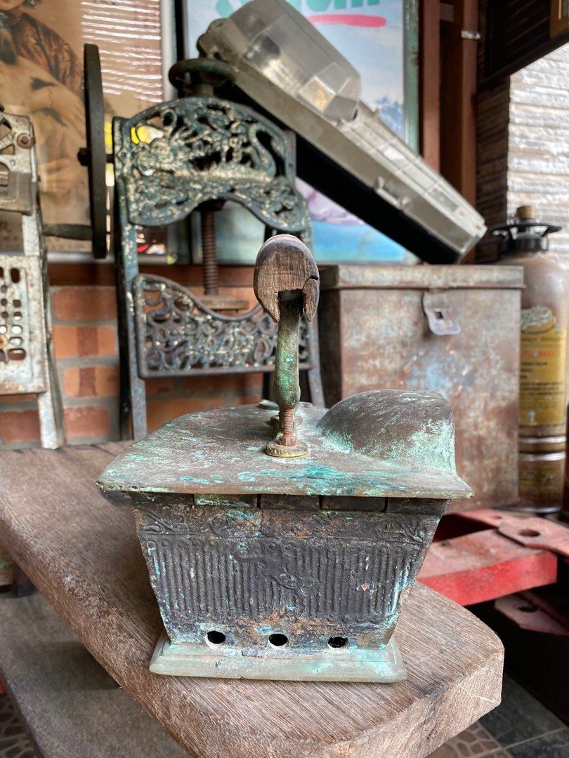 Seterika Tembaga Antik (Category: Vintage Collectibles) located in Bangi. Submitted by shzninaa (Listing ID 1383497176, Image 3). Description: .