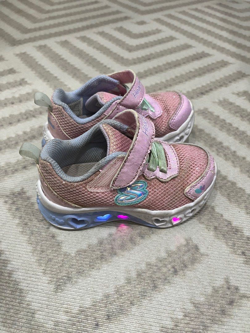 Skechers FREE uk6/us7 (Category: Babies & Kids Fashion) located in Bandar Baharu. Submitted by syabihashith (Listing ID 1383481372, Image 1). Description: Lampu function both sides Ade crack kat depan kasut Sbb simpan lama UK6 US7 Eu23 13cm Bra23 Its free together with another 1 shoe.