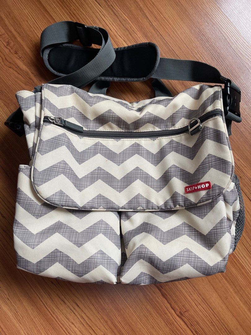Skiphop Baby Bag (Category: Diaper Bags & Wetbags) located in Caloocan City. Submitted by thejoyofshopping (Listing ID 1383560350, Image 1). Description: With lots of compartments for diapers, milk and all your baby needs With snap buckle so you can hang it on yiur stroller.