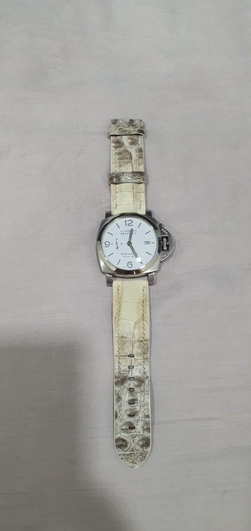 Solitaire Alligator Leather Watch Strap (Category: Men's Watches) located in Singapore. Submitted by jerryyusuke1 (Listing ID 1383643522, Image 2). Description: rarely used himalayan crocs (heng long) watch strap for 22mm.