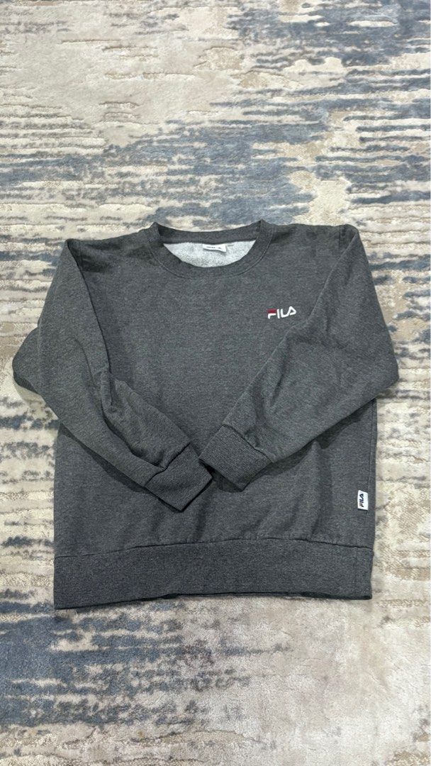 SWEATSHIRT FILA (Category: Activewear) located in Butterworth. Submitted by yannntoooo (Listing ID 1383555229, Image 2). Description: PIT 19 LABUH 23.5 CONDITION 9/10 untuk budak sesuai pakai.