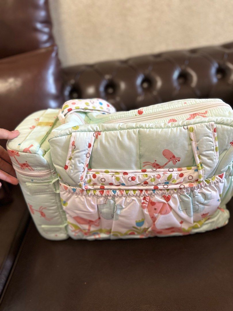 Diapers bag tas bayi (Kategori: Baju Bayi) berada di Jakarta Selatan. Dikirim oleh mamaimastuff (ID iklan 1383485200, Gambar 1). Deskripsi: Tas baby Elegance (brand lama dan bagus- di Metro departement store ada) Kondisi baru mulus beraih tanpa defect/noda. Ada (baca) deskripsi di foto terakhir.