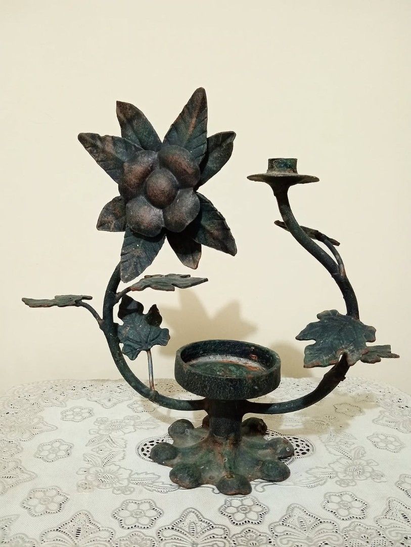 Tempat lilin vintage / lawas / kuno (Kategori: Pajangan Antik) berada di Surakarta. Dikirim oleh area_jamandulu (ID iklan 1383654384, Gambar 1). Deskripsi: Tempat lilin vintage Bahan besi Ukuran kurleb 30 cm x 30 cm Bisa request warna hitam doff Harga 285 Free ongkir jawa Grab it fast 💃 Minat lgs DM / WA 😊.