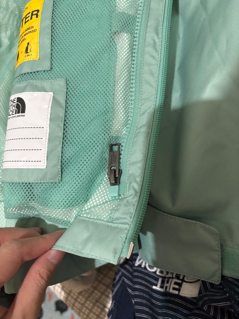 由 chichi1927 (刊登 ID 1383558086，圖片 3) 提交，位於 新北市 (New Taipei) 的 全新The north face 防水外套 (類別：嬰兒及兒童流行時尚)，說明：衣長60公分、寬48公分 大童L/12號（成年女性155/50公斤以內可穿） 內裏有拉鏈可自行加裝該品牌保暖層 專櫃購買保證全新吊牌已拆，當初請朋友買沒留意到是小孩的(發現時已過換貨時間)，穿不下故釋出 需要細節可私。