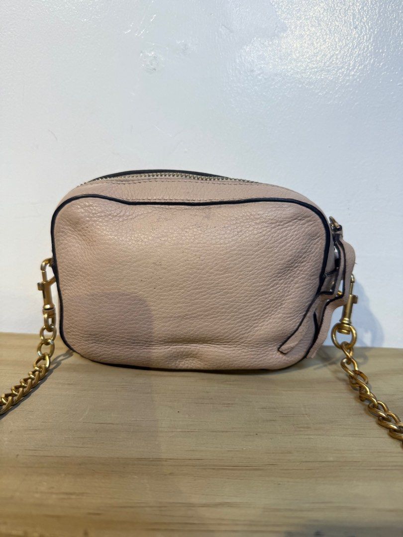 Tory Burch Perry Bombe Crossbody Bag (Category: Luxury Bags & Wallets) located in Pasig City. Submitted by armoire_deluxe (Listing ID 1383502598, Image 2). Description: Pre💕 item. In good condition..