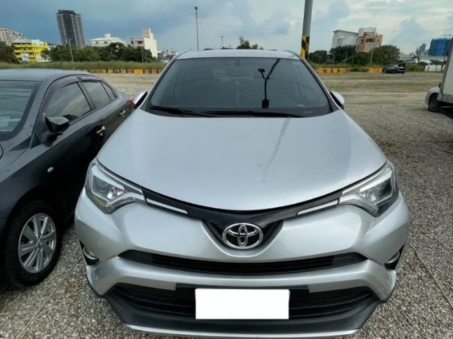 由 ayume52370019 (刊登 ID 1383532095，圖片 1) 提交，位於 台北市 (Taipei) 的 家庭代步首選！Toyota RAV4 銀色 ｜車況透明＋第三方認證✅ 實車實價✅20萬開回家 (類別：汽車出售)，說明：🚗【限量釋出｜高CP值中古車】 看車不靠運氣，這裡給你真正安心的選擇👇 ⸻ 🔍 車輛資訊 🎨 顏色：銀色 🔧 排氣量：2.5L 🗓️ 出廠年份：2017 📍 行駛里程：8.5萬公里 胎壓偵測 循跡系統 防盜系統 安全氣囊 中控鎖 ABS防鎖死 定速系統 多功能方向盤 衛星導航 恆溫空調 倒車雷達 倒車顯影系統 電動天窗 ⸻ 💯 品質保證三重安心 👍 全台最大中古車源頭商 👍 車況與檢驗報告不符 ➜ 可退車、全額退款 👍 第三方認證、公里數公開透明 ⸻ 🎀 為什麼推薦來這裡賞車？ ✔ 無事故、無泡水、無贓車 ✔ 所有車輛都有詳細檢定報告 ✔ 貸款、分期、舊車換新皆可協助 ✔ 全台北中南皆有據點，看車地點可配合 🧸 因車況透明、