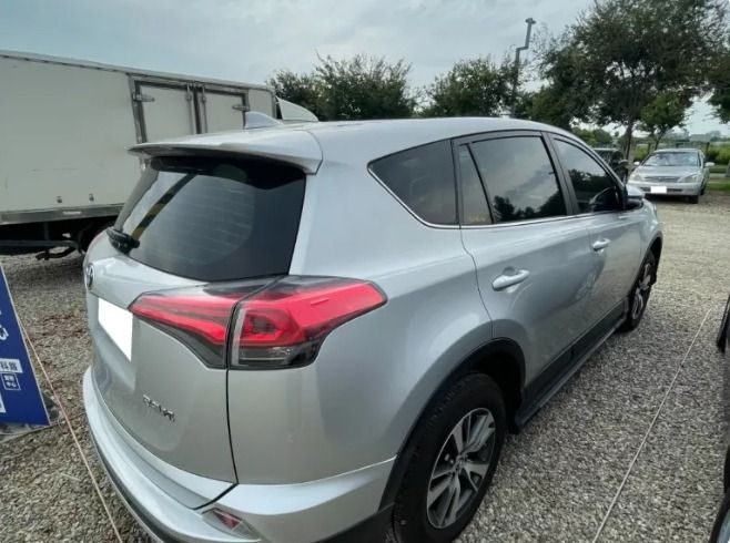 由 ayume52370019 (刊登 ID 1383532095，圖片 3) 提交，位於 台北市 (Taipei) 的 家庭代步首選！Toyota RAV4 銀色 ｜車況透明＋第三方認證✅ 實車實價✅20萬開回家 (類別：汽車出售)，說明：🚗【限量釋出｜高CP值中古車】 看車不靠運氣，這裡給你真正安心的選擇👇 ⸻ 🔍 車輛資訊 🎨 顏色：銀色 🔧 排氣量：2.5L 🗓️ 出廠年份：2017 📍 行駛里程：8.5萬公里 胎壓偵測 循跡系統 防盜系統 安全氣囊 中控鎖 ABS防鎖死 定速系統 多功能方向盤 衛星導航 恆溫空調 倒車雷達 倒車顯影系統 電動天窗 ⸻ 💯 品質保證三重安心 👍 全台最大中古車源頭商 👍 車況與檢驗報告不符 ➜ 可退車、全額退款 👍 第三方認證、公里數公開透明 ⸻ 🎀 為什麼推薦來這裡賞車？ ✔ 無事故、無泡水、無贓車 ✔ 所有車輛都有詳細檢定報告 ✔ 貸款、分期、舊車換新皆可協助 ✔ 全台北中南皆有據點，看車地點可配合 🧸 因車況透明、