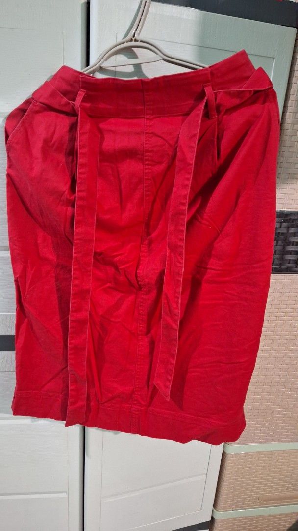 Uniqlo Belted Skirt (large( (Category: Skirts) located in Mandaluyong City. Submitted by adeonlyme (Listing ID 1383577575, Image 1). Description: last price.