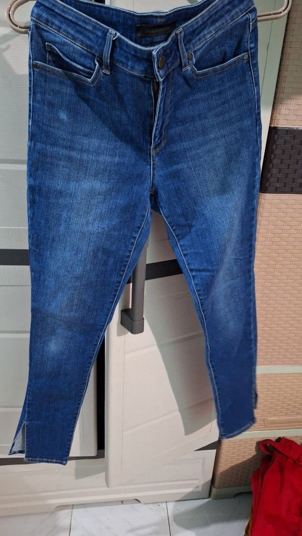 Uniqlo Pants (Category: Jeans) located in Mandaluyong City. Submitted by adeonlyme (Listing ID 1383576955, Image 1). Description: .