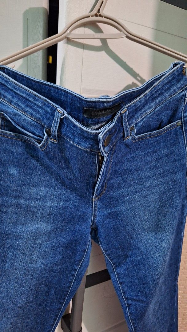 Uniqlo Pants (Category: Jeans) located in Mandaluyong City. Submitted by adeonlyme (Listing ID 1383576955, Image 2). Description: .