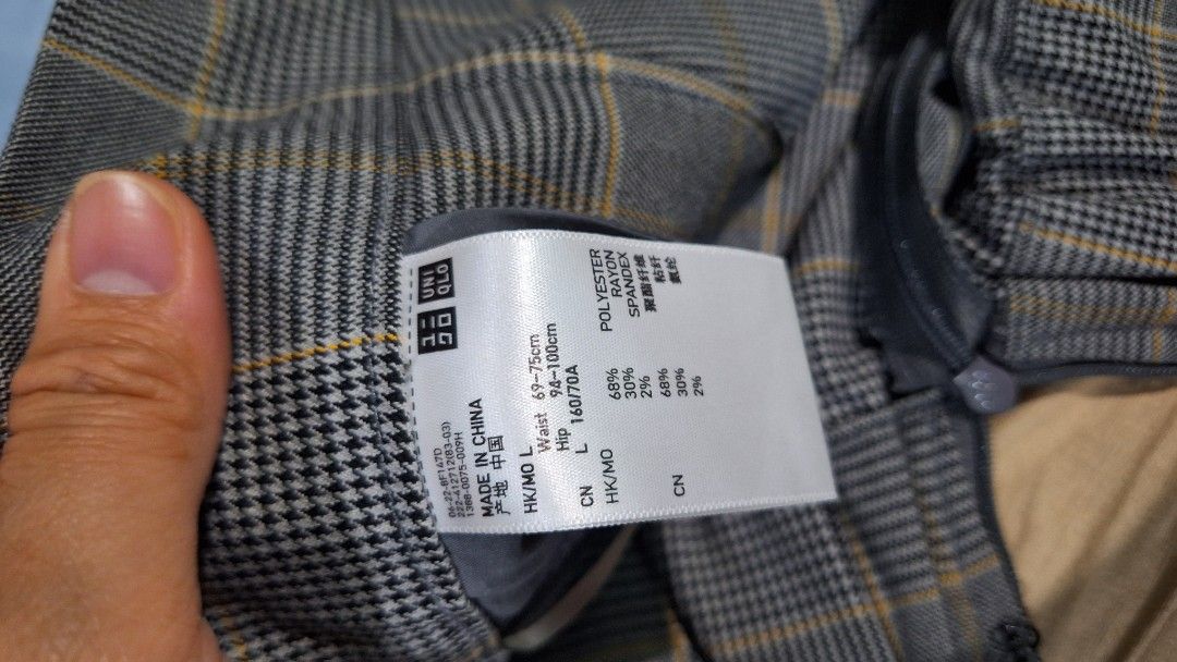 Uniqlo Skirt (large) (Category: Skirts) located in Mandaluyong City. Submitted by adeonlyme (Listing ID 1383576395, Image 3). Description: lp po.