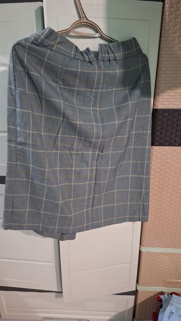 Uniqlo Skirt (large) (Category: Skirts) located in Mandaluyong City. Submitted by adeonlyme (Listing ID 1383576395, Image 2). Description: lp po.