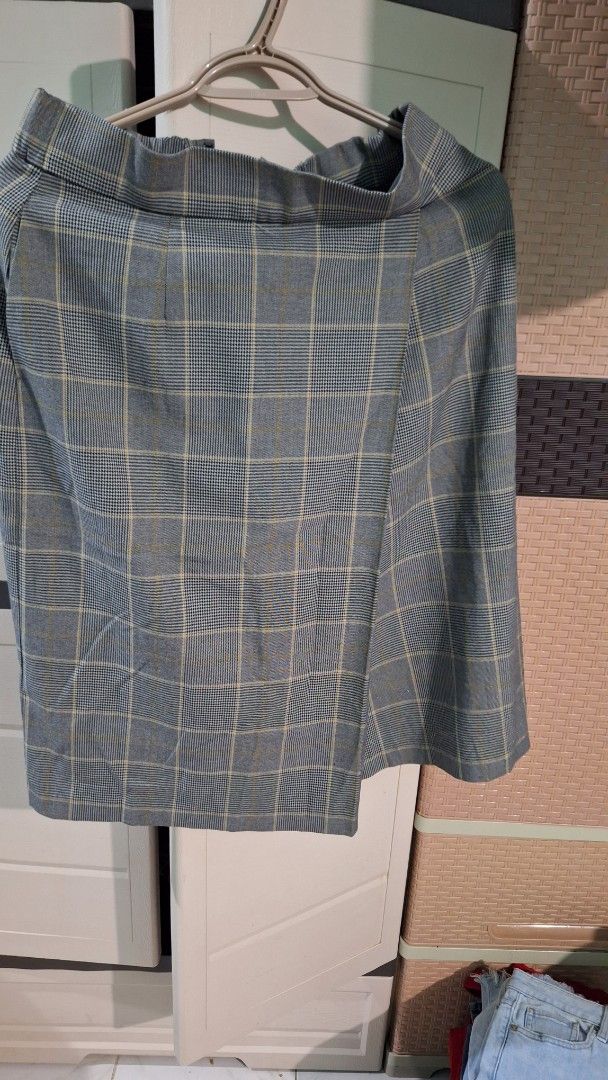 Uniqlo Skirt (large) (Category: Skirts) located in Mandaluyong City. Submitted by adeonlyme (Listing ID 1383576395, Image 1). Description: lp po.