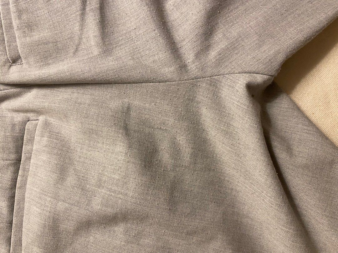 Uniqlo slim fit trousers (Category: Other Bottoms) located in Putrajaya. Submitted by aestheticshopbywa (Listing ID 1383633014, Image 2). Description: Second picture show the defect.