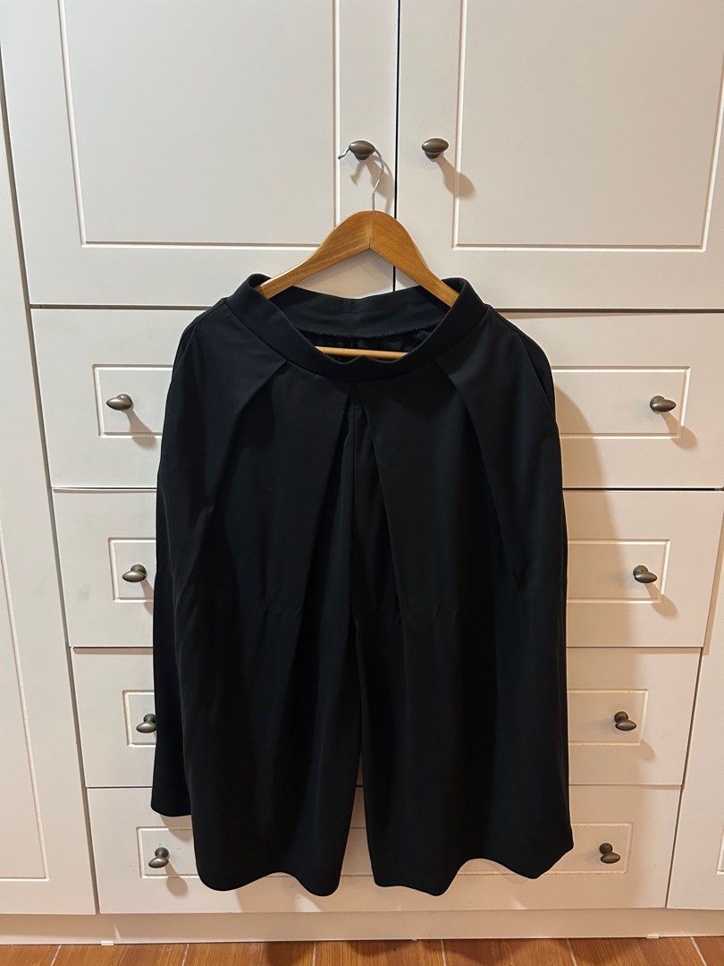 Uniqlo Wide Pants (Black) (Category: Other Bottoms) located in Antipolo. Submitted by gelibeu_ (Listing ID 1383612240, Image 1). Description: NOTE: The color from the photo may differ from the actual item. Item is in perfect condition. You can ask for more pictures and other details! - looks like a maxi skirt when worn - RFS: closet cleanout 📍antipolo, quezon, or makati Payment can be done thru BDO, GCash, & Maya. (Please make a payment within a
