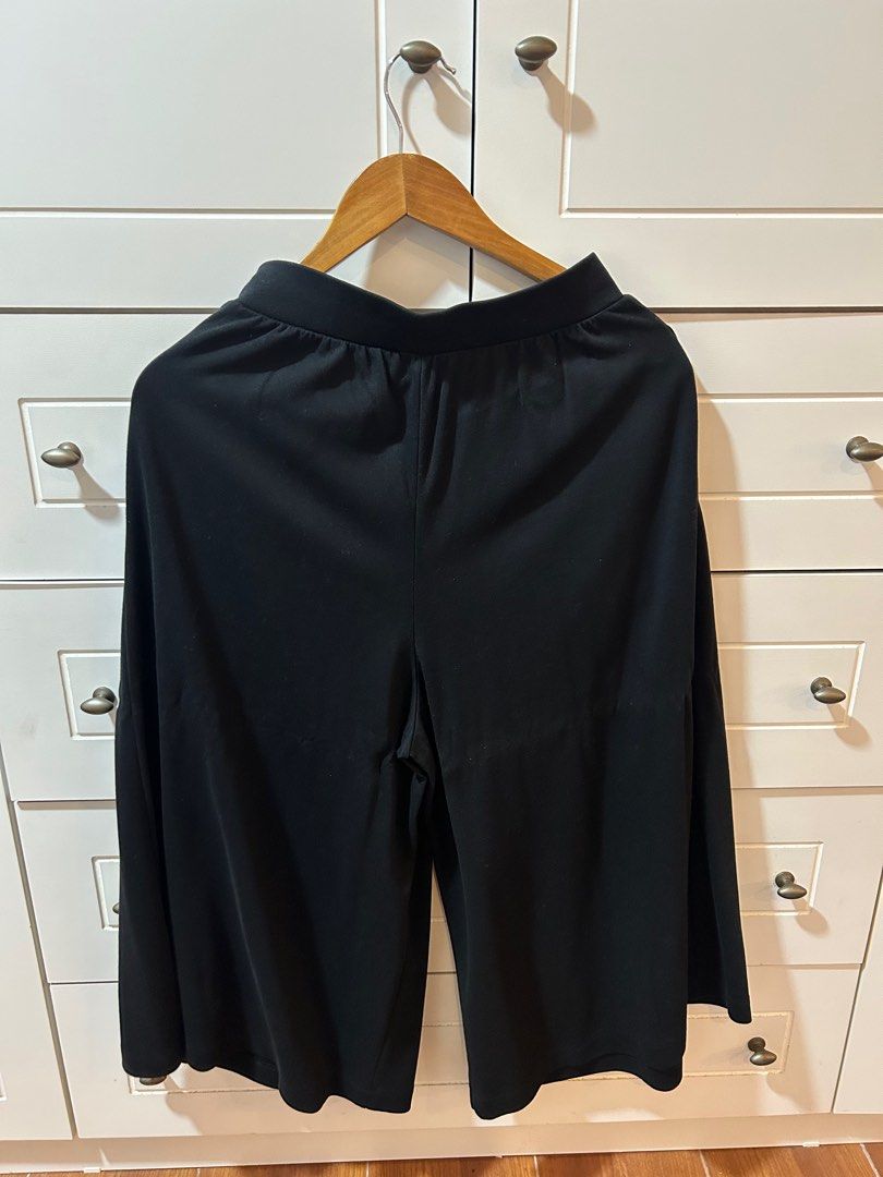 Uniqlo Wide Pants (Black) (Category: Other Bottoms) located in Antipolo. Submitted by gelibeu_ (Listing ID 1383612240, Image 2). Description: NOTE: The color from the photo may differ from the actual item. Item is in perfect condition. You can ask for more pictures and other details! - looks like a maxi skirt when worn - RFS: closet cleanout 📍antipolo, quezon, or makati Payment can be done thru BDO, GCash, & Maya. (Please make a payment within a