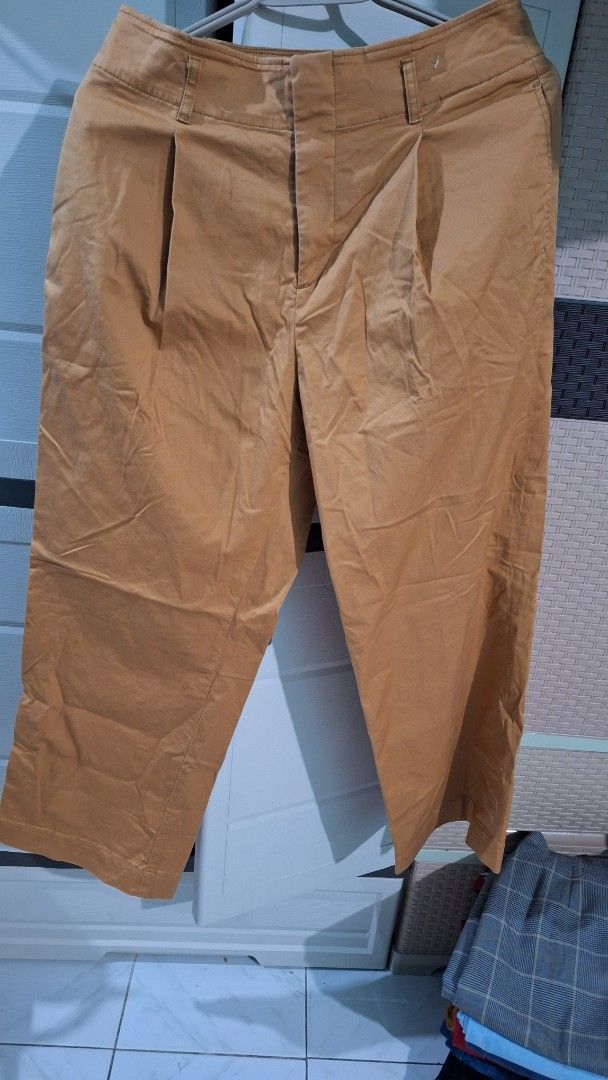 Uniqlo Womens Pants (Category: Jeans) located in Mandaluyong City. Submitted by adeonlyme (Listing ID 1383575956, Image 1). Description: .