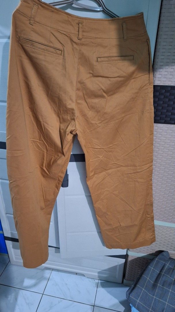 Uniqlo Womens Pants (Category: Jeans) located in Mandaluyong City. Submitted by adeonlyme (Listing ID 1383575956, Image 3). Description: .